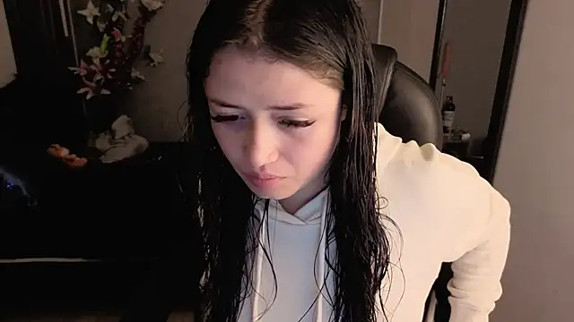 Snapshot of almma_shy chatting on November 4, 2025, 2:32 pm almma shy online show from November 4, 2025, 2:32 pm