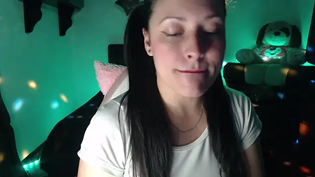 Allisonnlopez online show from December 5, 2025, 8:28 pm