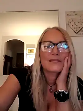 kikkastar online show from December 3, 2024, 1:17 pm