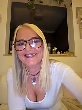 kikkastar online show from February 14, 2025, 8:15 pm