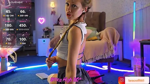 Snapshot of laracroftt1 chatting on October 19, 2025, 8:00 pm laracroftt1 online show from October 19, 2025, 8:00 pm