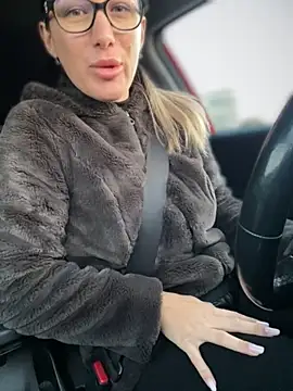 HotXMom online show from September 28, 2025, 4:08 am