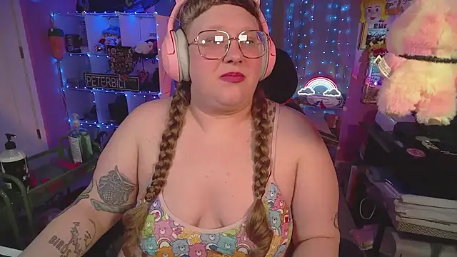 Snapshot of FatVeronica chatting on March 13, 2026, 12:43 pm FatVeronica online show from March 13, 2026, 12:43 pm