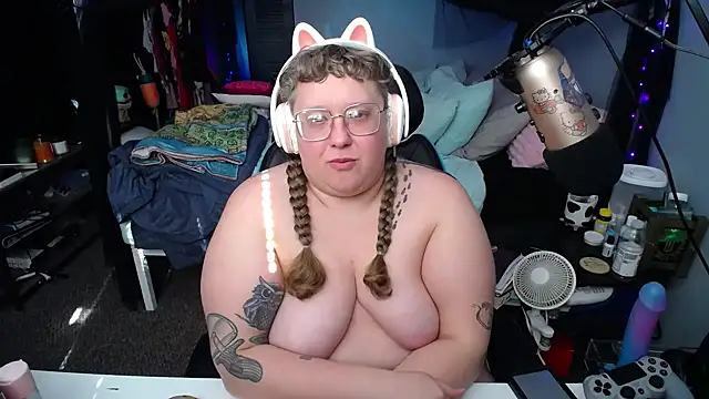 Snapshot of FatVeronica chatting on February 22, 2025, 7:14 pm FatVeronica online show from February 22, 2025, 7:14 pm