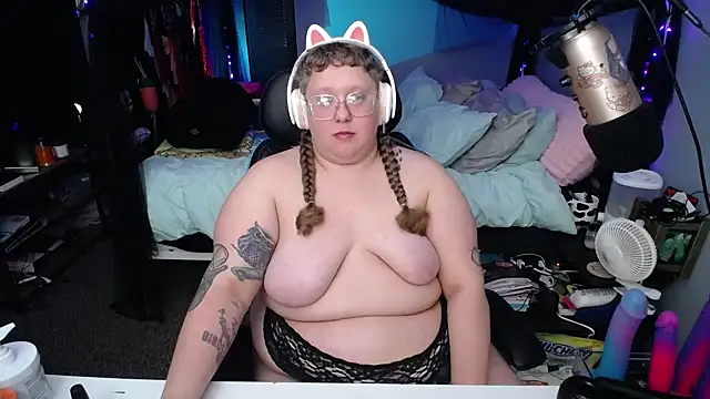 Snapshot of FatVeronica chatting on February 26, 2025, 5:10 pm FatVeronica online show from February 26, 2025, 5:10 pm