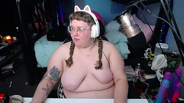 Snapshot of FatVeronica chatting on March 2, 2025, 6:24 pm FatVeronica online show from March 2, 2025, 6:24 pm