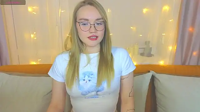 Snapshot of Aurora_Golden1 chatting on February 24, 2025, 6:26 pm Aurora Golden1 online show from February 24, 2025, 6:26 pm