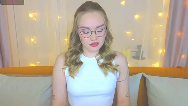 Snapshot of Aurora_Golden1 chatting on February 22, 2025, 3:47 pm Aurora Golden1 online show from February 22, 2025, 3:47 pm