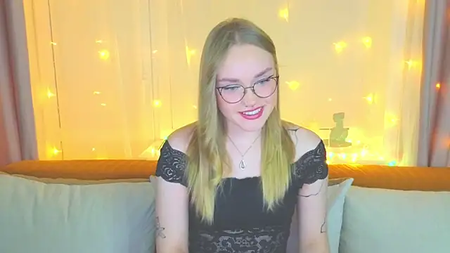 Snapshot of Aurora_Golden1 chatting on January 31, 2025, 3:44 pm Aurora Golden1 online show from January 31, 2025, 3:44 pm