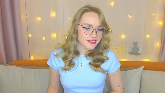 Snapshot of Aurora_Golden1 chatting on January 28, 2025, 7:00 pm Aurora Golden1 online show from January 28, 2025, 7:00 pm