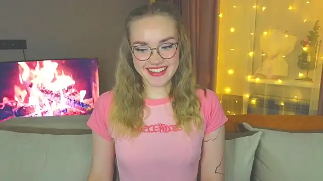Snapshot of Aurora_Golden1 chatting on December 24, 2024, 7:00 pm Aurora Golden1 online show from December 24, 2024, 7:00 pm