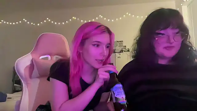 Snapshot of xKittyKat chatting on January 7, 2026, 3:33 am xKittyKat online show from January 7, 2026, 3:33 am