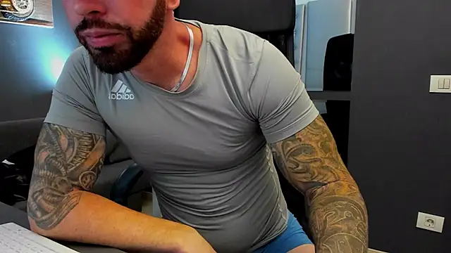 Snapshot of AronGrant chatting on September 17, 2025, 8:49 am AronGrant online show from September 17, 2025, 8:49 am