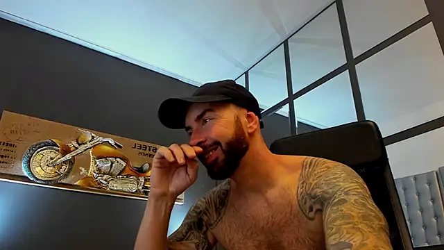 Snapshot of AronGrant chatting on October 16, 2025, 8:33 am AronGrant online show from October 16, 2025, 8:33 am