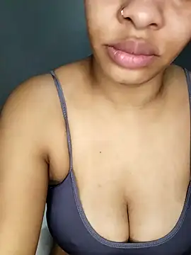 Snapshot of Su_Duarte_1 chatting on February 6, 2025, 12:43 am Su Duarte 1 online show from February 6, 2025, 12:43 am
