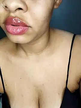Snapshot of Su_Duarte_1 chatting on February 26, 2025, 12:20 am Su Duarte 1 online show from February 26, 2025, 12:20 am