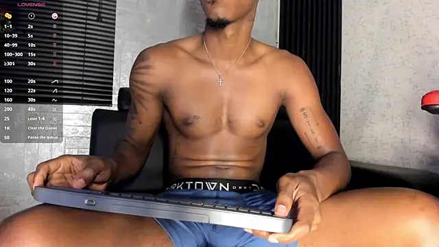 Snapshot of Lil_Curved chatting on October 12, 2025, 11:33 am Lil Curved online show from October 12, 2025, 11:33 am