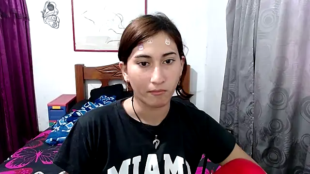 Snapshot of LadyMilk003 chatting on October 20, 2025, 5:24 pm LadyMilk003 online show from October 20, 2025, 5:24 pm