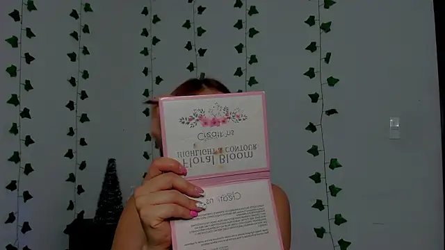 Snapshot of Miaa_Garcia chatting on December 20, 2025, 10:01 pm Miaa Garcia online show from December 20, 2025, 10:01 pm