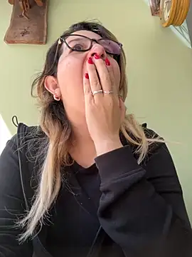 Snapshot of amooraaamoon chatting on October 23, 2025, 12:15 pm amooraaamoon online show from October 23, 2025, 12:15 pm