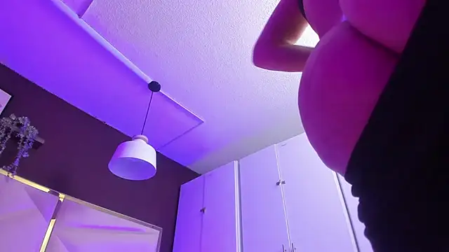 Snapshot of April_bowie chatting on October 14, 2025, 11:11 am April bowie online show from October 14, 2025, 11:11 am