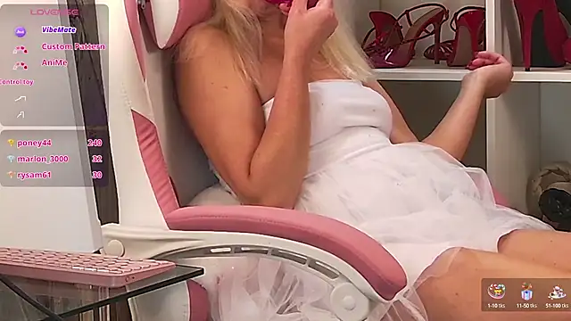 Snapshot of BaditaLuna chatting on September 28, 2025, 3:08 pm BaditaLuna online show from September 28, 2025, 3:08 pm