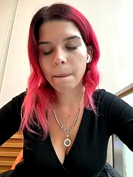 Snapshot of RiriRoseey chatting on October 7, 2025, 8:15 am RiriRoseey online show from October 7, 2025, 8:15 am