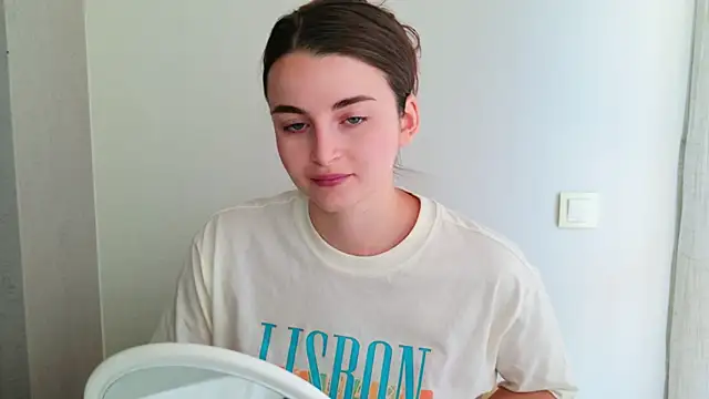 Snapshot of Miss_Arwen chatting on June 17, 2026, 7:41 am Miss Arwen online show from June 17, 2026, 7:41 am