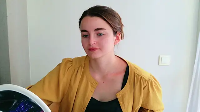 Snapshot of Miss_Arwen chatting on June 18, 2026, 7:29 am Miss Arwen online show from June 18, 2026, 7:29 am