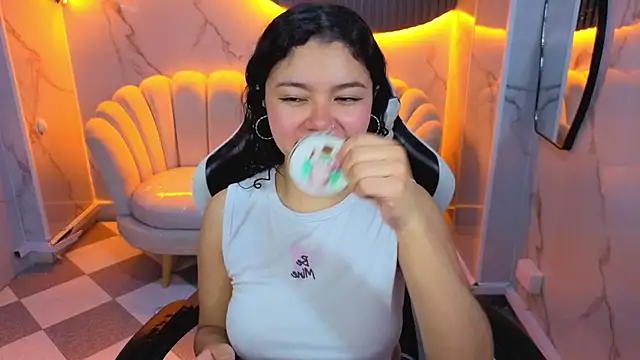 victoria castillo b online show from February 3, 2026, 7:52 pm