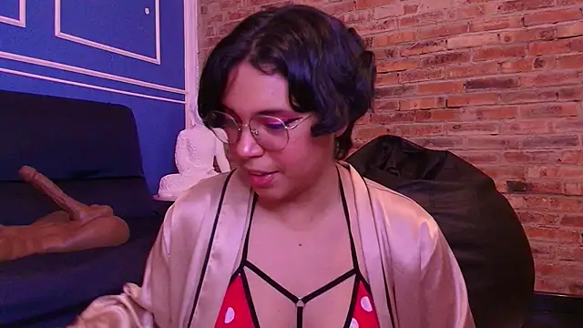 Emmapark  online show from December 16, 2025, 7:40 pm