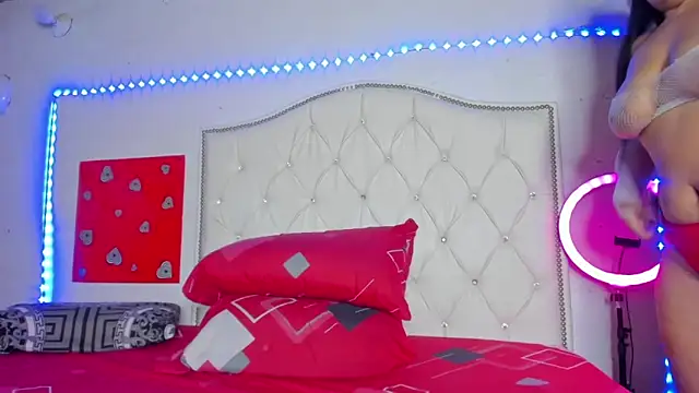 Snapshot of Elettrahot_ chatting on February 3, 2026, 6:22 am Elettrahot online show from February 3, 2026, 6:22 am