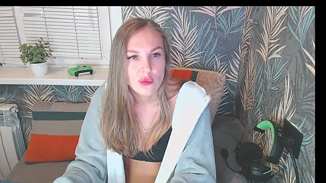 Kelly Hardy online show from February 13, 2025, 11:39 am