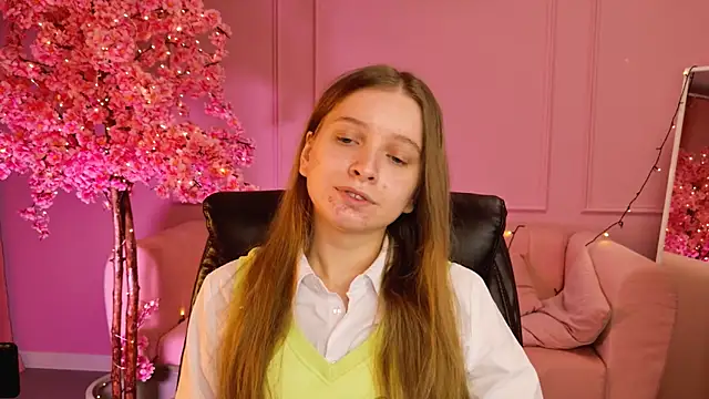 MayaSinabon online show from March 8, 2025, 9:17 am