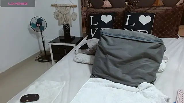 Snapshot of lindaesmeralda chatting on February 21, 2025, 11:22 am lindaesmeralda online show from February 21, 2025, 11:22 am