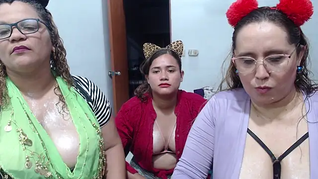 Snapshot of mademooms chatting on October 23, 2025, 1:37 am mademooms online show from October 23, 2025, 1:37 am