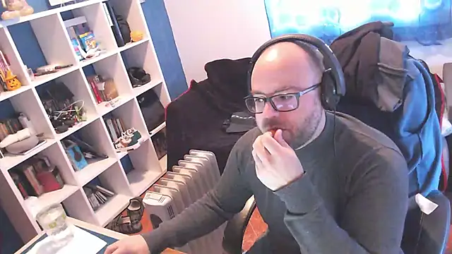 ravingr4d4 online show from February 28, 2025, 1:58 pm