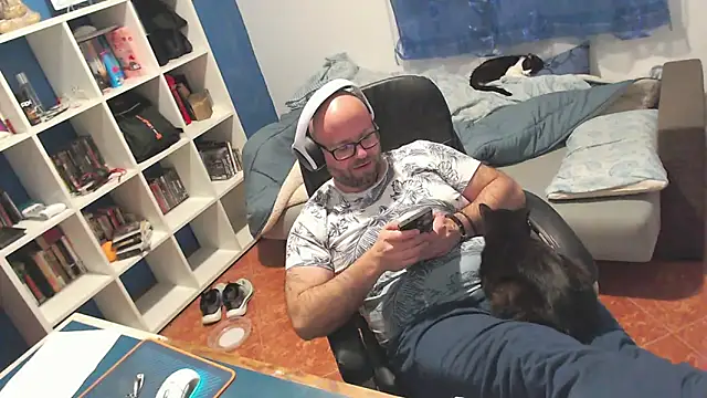 ravingr4d4 online show from March 4, 2026, 11:45 pm