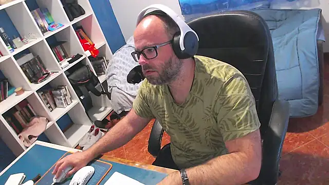 ravingr4d4 online show from May 19, 2026, 7:59 am