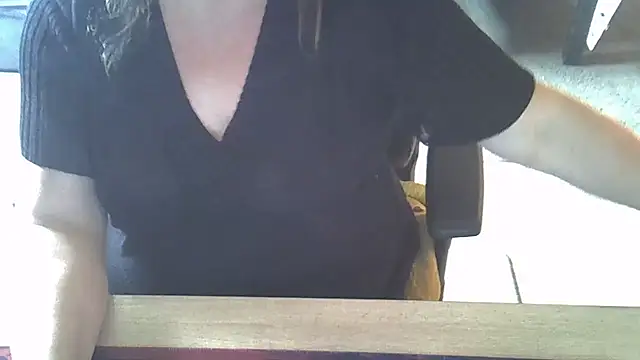 Snapshot of Silvia2277 chatting on October 18, 2025, 11:23 am Silvia2277 online show from October 18, 2025, 11:23 am