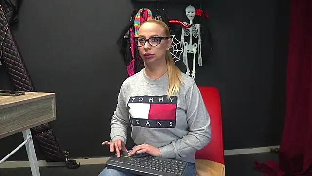 Snapshot of CelineConner chatting on October 27, 2025, 5:08 am CelineConner online show from October 27, 2025, 5:08 am