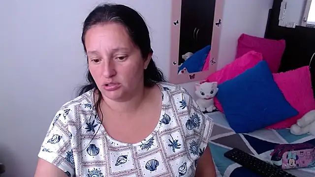 CristialJones  online show from November 10, 2025, 2:33 pm