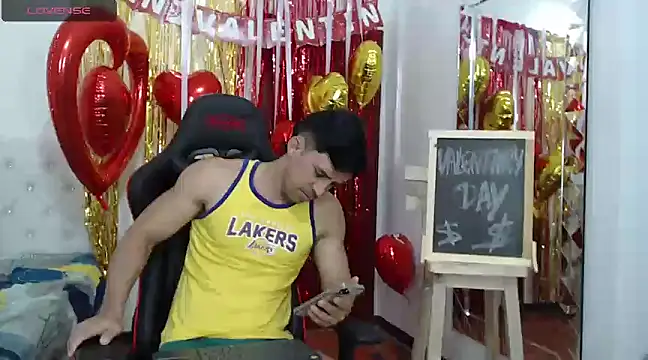 JoseRumbero26 online show from February 17, 2025, 3:33 pm