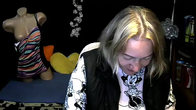 wLESLYMOSw online show from November 3, 2025, 7:24 am