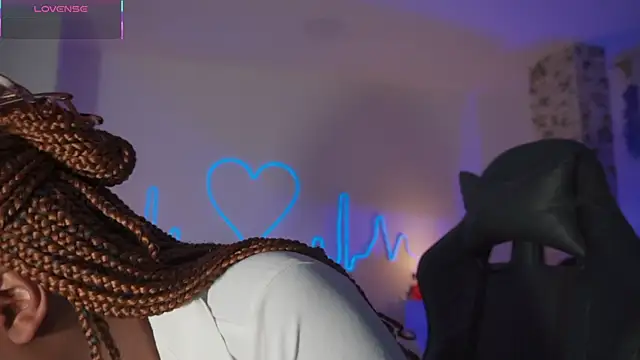 EmmaSanzz  online show from November 24, 2025, 11:32 am