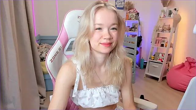 Lily Young online show from November 26, 2025, 6:02 am