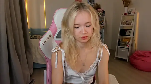 Lily Young online show from October 9, 2025, 5:19 am