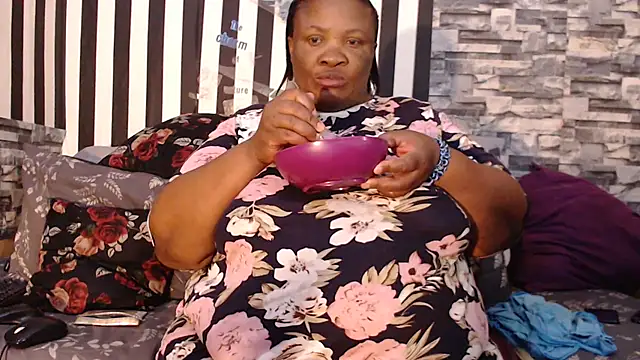 Snapshot of BigHotMatureXx chatting on September 17, 2025, 9:00 am BigHotMatureXx online show from September 17, 2025, 9:00 am