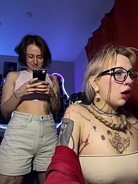 Snapshot of Dooubletroublee chatting on February 22, 2026, 10:00 pm Dooubletroublee online show from February 22, 2026, 10:00 pm