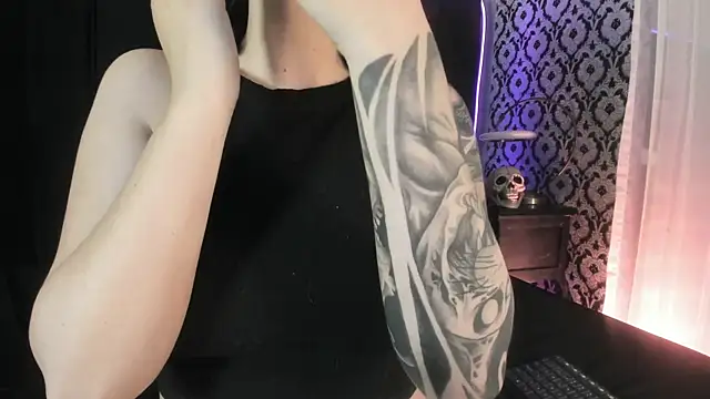 Snapshot of Adeelinee chatting on February 5, 2026, 8:15 pm Adeelinee online show from February 5, 2026, 8:15 pm